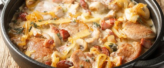 Svinjski odresci u umaku od luka i piva