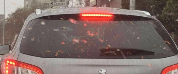 Vozilo iz Zagreba s bizarnom naljepnicom na registraciji