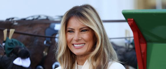 Melania Trump u bijelom kaputu modne kuće Dior i kariranim štiklama Manolo Blahnik - 5