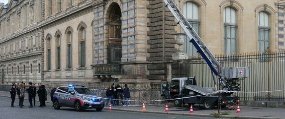 Dizalo kojim su pljačkaši ušli u muzej Louvre
