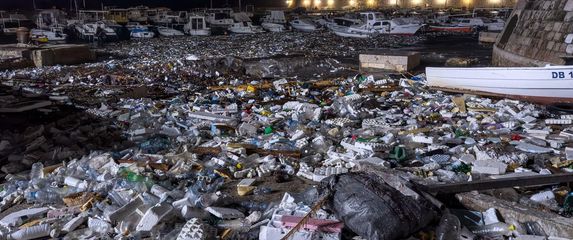 Jako jugo nanijelo velike količine smeća u Dubrovnik