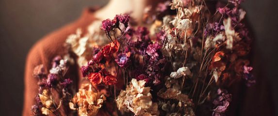 Žena drži suho cvijeće