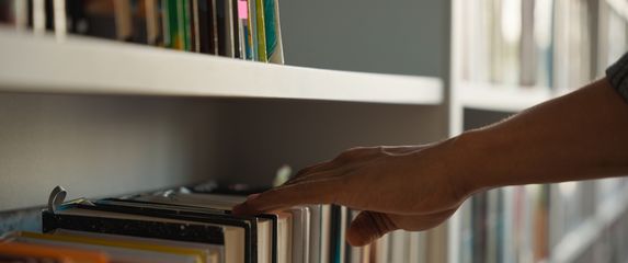 Kako se piše: između ili među