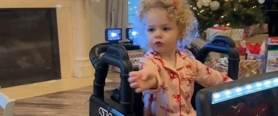 Djevojčica i autić