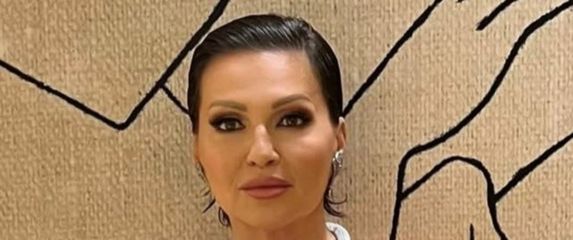 Nina Badrić u sjajnom crvenom izdanju