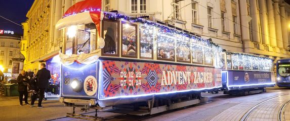 Veseli božićni tramvaj