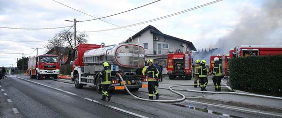 Požar skladišta guma u Sesvetama - 1