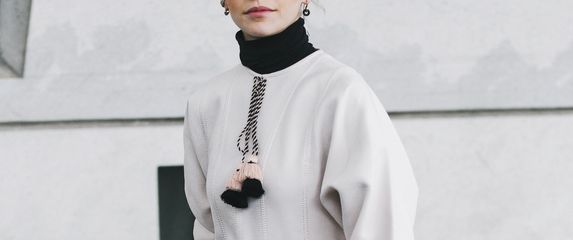 Pletivo s visokim ovratnikom odličan je izbor za boravak na otvorenome