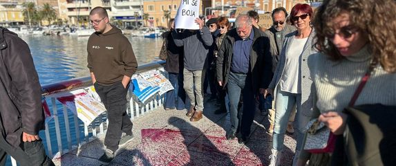 Na prosvjednu kolonu u Zadru kontraprosvjednici bacali su crvenu boju