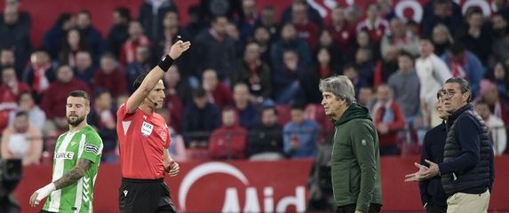 Sudac prekinuo derbi