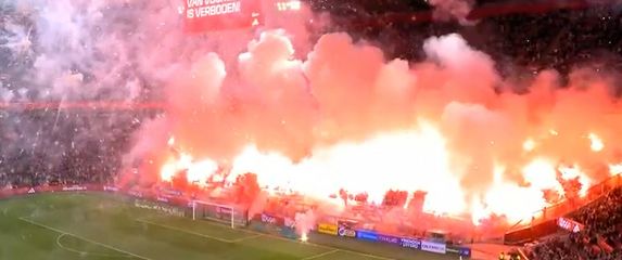 Vatromet na utakmici Ajaxa