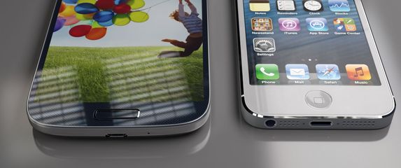 Apple iPhone 5S vs Samsung Galaxy S4 [INFOGRAFIKA]