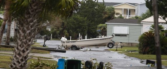 Stravični uragan Michael iza sebe ostavlja pustoš (Video: AFP) - 3