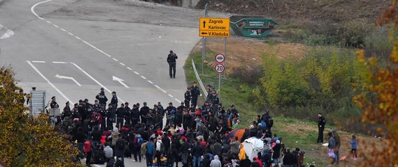 Migranti na granici (Foto: AFP)