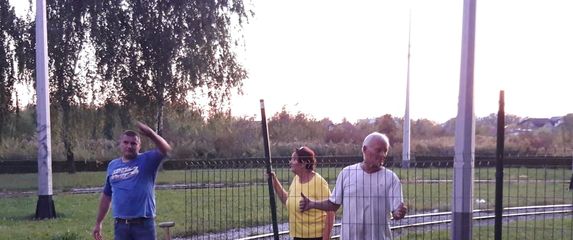 Obitelj podigla ogradu preko okretišta tramvaja u Prečkom (Foto: Dnevnik.hr)