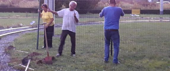 Obitelj podigla ogradu preko okretišta tramvaja u Prečkom (Foto: Dnevnik.hr)