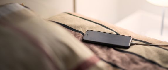 Mobilni telefon u krevetu, ilustracija