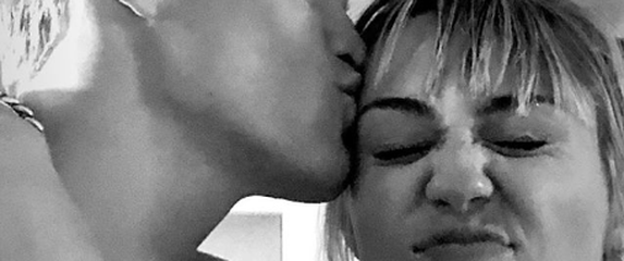 Miley Cyrus i Cody Simspon (Foto: Screenshot)