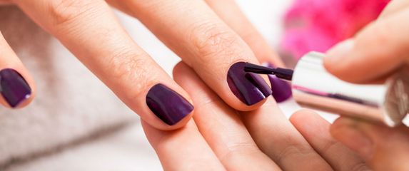 Ljubičasti lak za nokte idealan je izbor za jesenske dane
