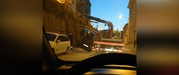 Razbijeni automobil u Rijeci (Screenshot: Dnevnik.hr)