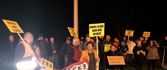 Obitelj Maršanić prosvjeduje na okretištu Prečko (Foto: Dnevnik.hr)