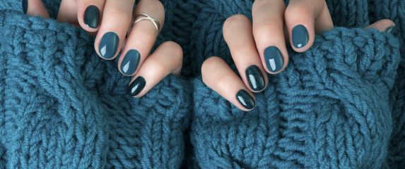 Lijepi nokti i toplo pletivo savršen su spoj