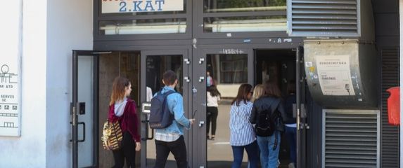 Studenti na ulasku u zagrebački SC