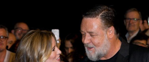 Russell Crowe i Britney Theriot - 1