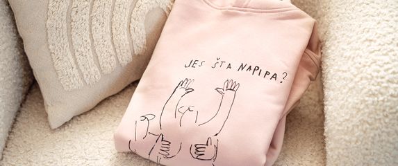 Kupnjom majice s ilustracijom Tisje Kljaković Braić pomažete Udruzi Nismo same