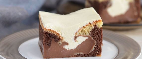 Kolač s vrhnjem i pudingom