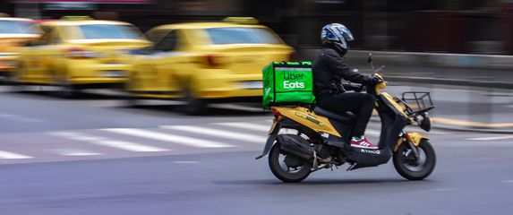 motociklist dostavlja za uber eats
