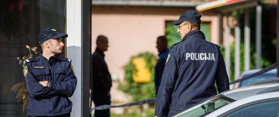 Policija u dvorištu stambene zgrade u Osijeku obavlja očevid