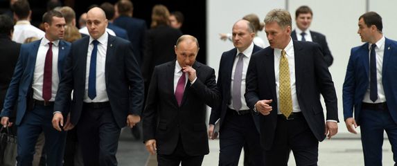 Vladimir Putin i Dmitrij Peskov