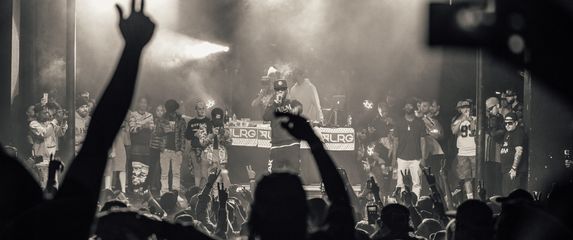 hip hop rap koncert u tijeku snimljen iz publike