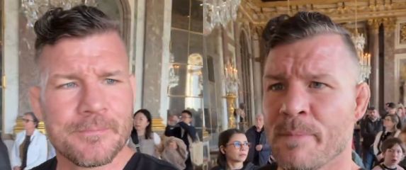 Michael Bisping, sportski komentator, analitičar, glumac i bivši UFC-ov borac kako šeta dvorcem