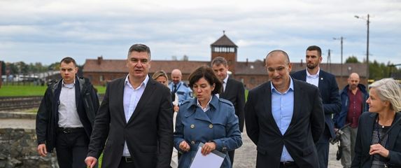 Predsjednik Milanović u muzeju Auschwitz-Birkenau odao počast žrtvama holokausta i nacističkih zločina - 9