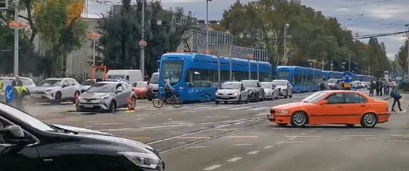 Kotač automobila upao u rupu