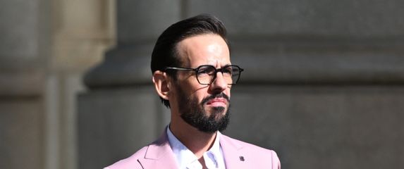 Muški street style u ružičastom sakou