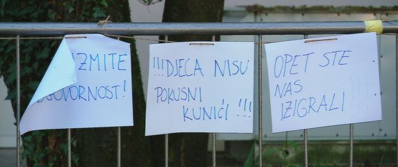 Prosvjed roditelja ispred zagrebačke škole