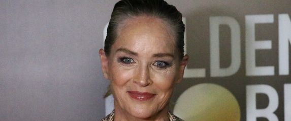 Sharon Stone u platformama i odijelu - 4