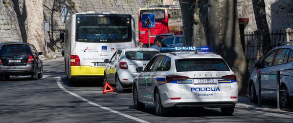 Autobus i policija, ilustracija