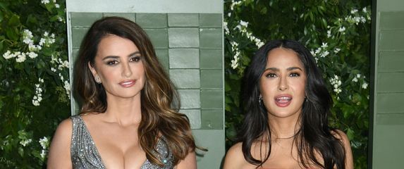 Salma Hayek i Penelope Cruz na eventu WSJ. Magazine Innovators Awards - 8