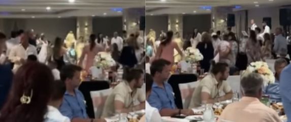 Ljudi na svadbi i dijete koja spava