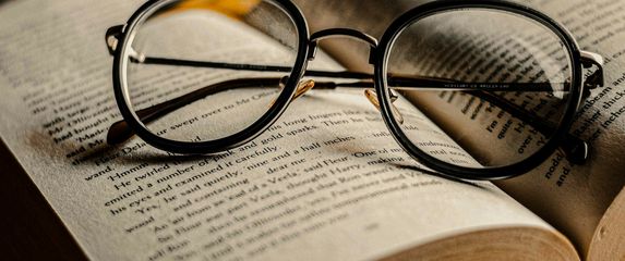 Naočale na knjizi