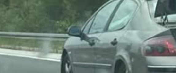 Automobil na autocesti i upitan način transporta