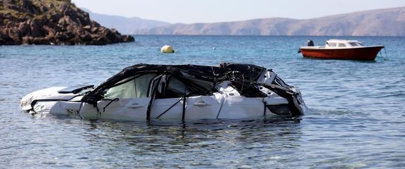 Izvlačenje automobila u kojem je poginulo četvero ljudi kod Senja