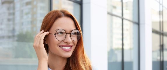 Djevojka s naočalama