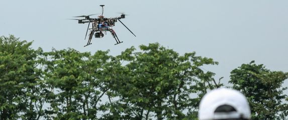 Muškarac upravlja multirotorom, ilustracija