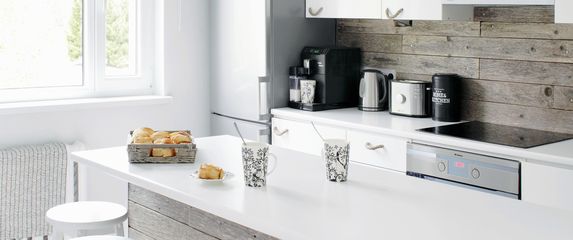 Minimalistički uređen crno-bijeli stan - 9