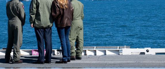 Donald Trump promatra vojnu vježbu mornarice